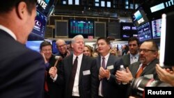 Arxiv fotosu Liberty Oilfield Services şirkətinin baş icraçı direktoru Kris Rayt Nyu York Fond Birjasında şirkətin öz səhmlərini birjada ilk dəfə satışını qeyd edərək zəng çalır, 12 yanvar 2018.