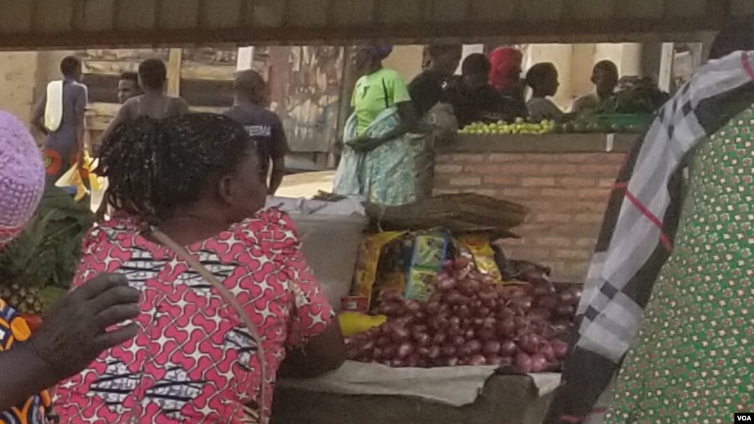 Impunzi zidandaza ibiribwa mu isoko ryo mu nkambi ya Mahama