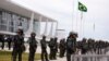 Policías custodian el palacio presidencial de Planato en Brasilia el 11 de enero de 2023.