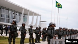 Policías custodian el palacio presidencial de Planato en Brasilia el 11 de enero de 2023.
