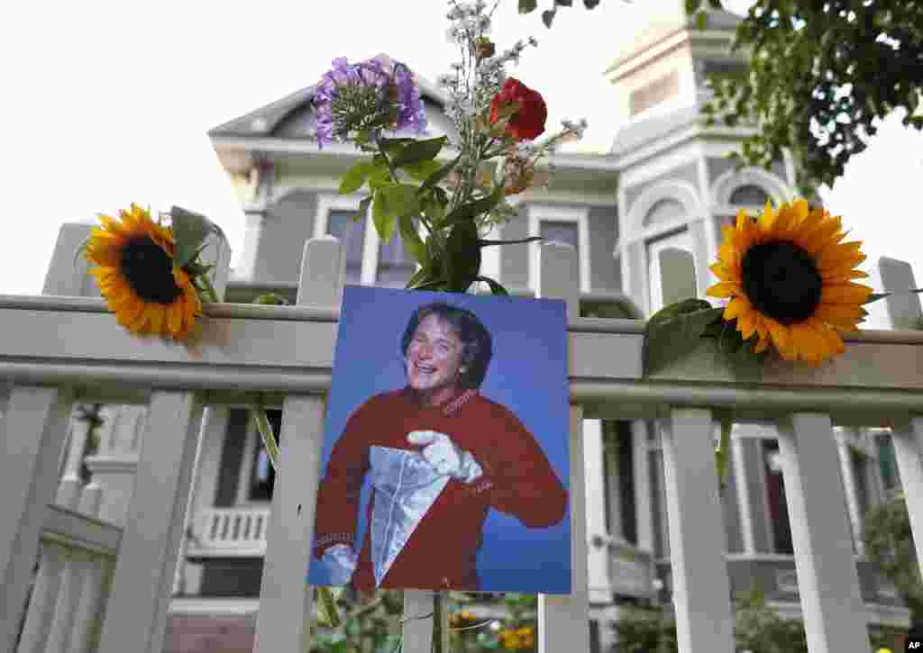 Foto almarhum aktor Robin Williams sebagai Mork dari planet Ork terlihat menempel di depan sebuah rumah di Boulder, Colorado (11/8). Ini adalah rumah yang menjadi lokasi pengambilan gambar serial televisi 1980an &#39;Mork &amp; Mindy.&#39;