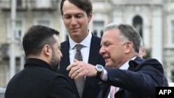 ولودیمیر زلنسکی، رئیس جمهوری اوکراین (چپ) روز یکشنبه ۱۵ شهریور در کی‌یف از استیو ویتکاف (راست) و جرد کوشنر (وسط)، فرستادگان ویژه پرزیدنت ترامپ استقبال می‌کند.