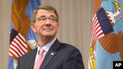 美国国防部长卡特。