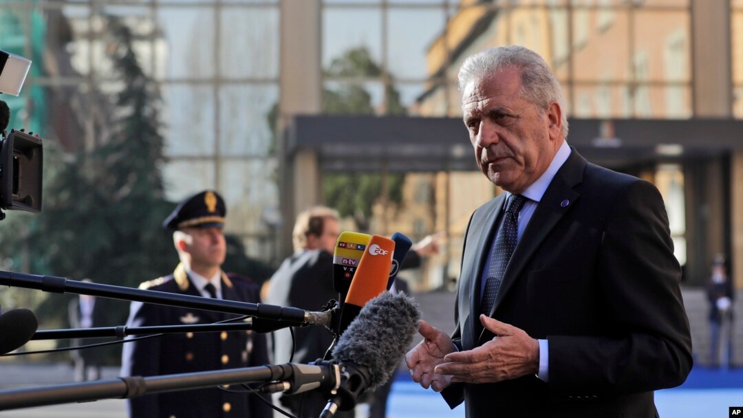 Dimitris Avramopoulos, ajejwe igisata c'abimukira mw'ishirahamwe ry'ibihugu vya Buraya.