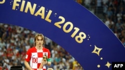 Luka Modric pose avec sa récompense à Moscou, en Russie, le 15 juillet 2018.