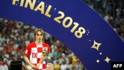 Luka Modric pose avec sa récompense à Moscou, en Russie, le 15 juillet 2018.