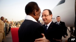 Tổng thống Pháp François Hollande (phải) được Tổng thống Mali Dioncounda Traore đón tiếp tại sân bay thành phố Sévaré ở Mali trên đường bay tới Timbuktu.