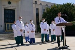 El Dr. Sean Conley, médico del presidente Donald Trump, informa a los reporteros en el Centro Médico Militar Nacional Walter Reed en Bethesda, Maryland, el sábado 3 de octubre de 2020.