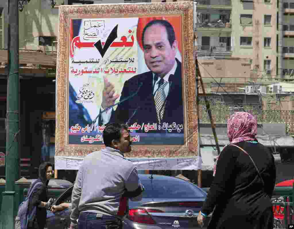 پوستری از عبدالفتاح السیسی رئیس جمهوری مصر که خواستار اصلاح قانون اساسی است. او با این تغییرات می تواند تا سال ۲۰۳۰ رئیس جمهوری بماند. 