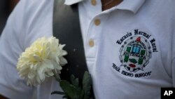 Un miembro de la banda de la escuela normal rural Raúl Isidro Burgos participa en una protesta de los estudiantes normalistas.