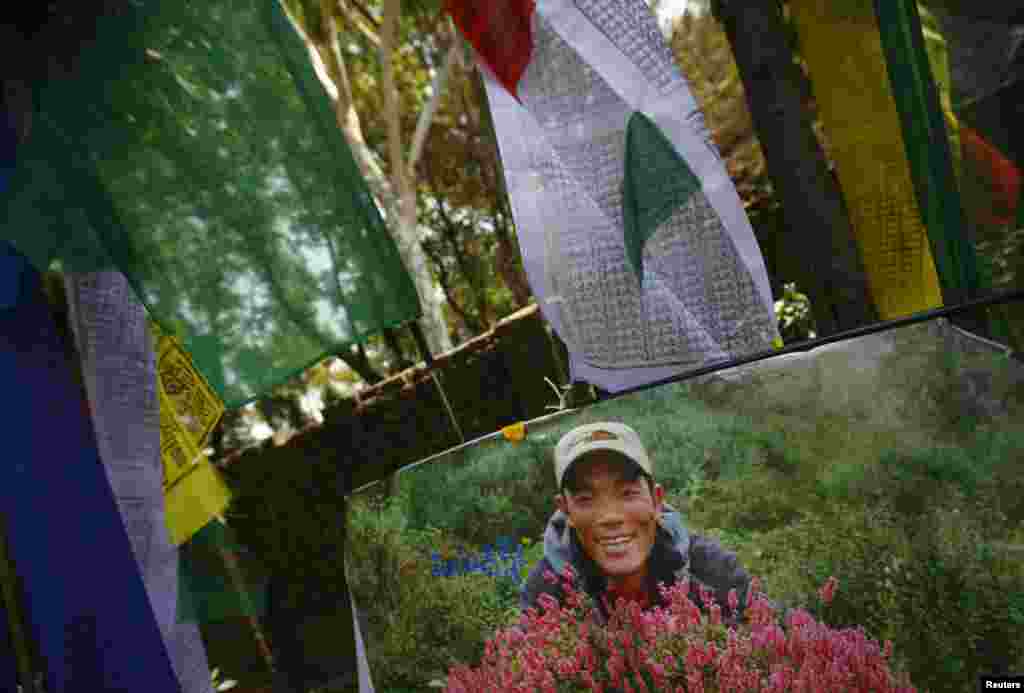 Foto Ankaji Sherpa, yang kehilangan nyawanya dalam salju longsor di Gunung Everest, dalam upacara pemakaman di Katmandu (21/4). (Reuters/Navesh Chitrakar)