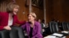 Senadores Tina Smith (esq) e Elizabeth Warren (dir), em momento de dsescontração no Senado, Washington, 18 Setembro2022 