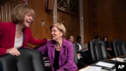 Senadores Tina Smith (esq) e Elizabeth Warren (dir), em momento de dsescontração no Senado, Washington, 18 Setembro2022 