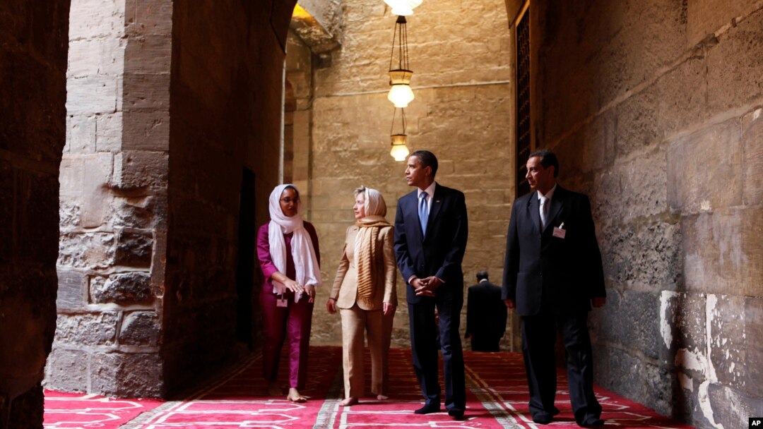 Presiden Barack Obama (dua dari kanan) saat mengunjungi Masjid Sultan Hassan di Kairo, Mesir, didampingi oleh Menlu AS Hillary Rodham Clinton (dua dari kiri), Iman Abdel Fateh (kiri) dan Dr. Zahi Hawass (kanan), 4 Juni 2009 (Foto: dok). 
