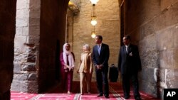 Presiden Barack Obama (dua dari kanan) saat mengunjungi Masjid Sultan Hassan di Kairo, Mesir, didampingi oleh Menlu AS Hillary Rodham Clinton (dua dari kiri), Iman Abdel Fateh (kiri) dan Dr. Zahi Hawass (kanan), 4 Juni 2009 (Foto: dok). 