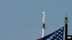 El cohete Falcon 9, con los astronautas de la NASA Doug Hurley y Bob Behnken en la cápsula Crew Dragon, despega de la plataforma 39-A en el Centro Espacial Kennedy en Cabo Cañaveral, Florida, el sábado 30 de mayo de 2020.
