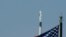 El cohete Falcon 9, con los astronautas de la NASA Doug Hurley y Bob Behnken en la cápsula Crew Dragon, despega de la plataforma 39-A en el Centro Espacial Kennedy en Cabo Cañaveral, Florida, el sábado 30 de mayo de 2020.