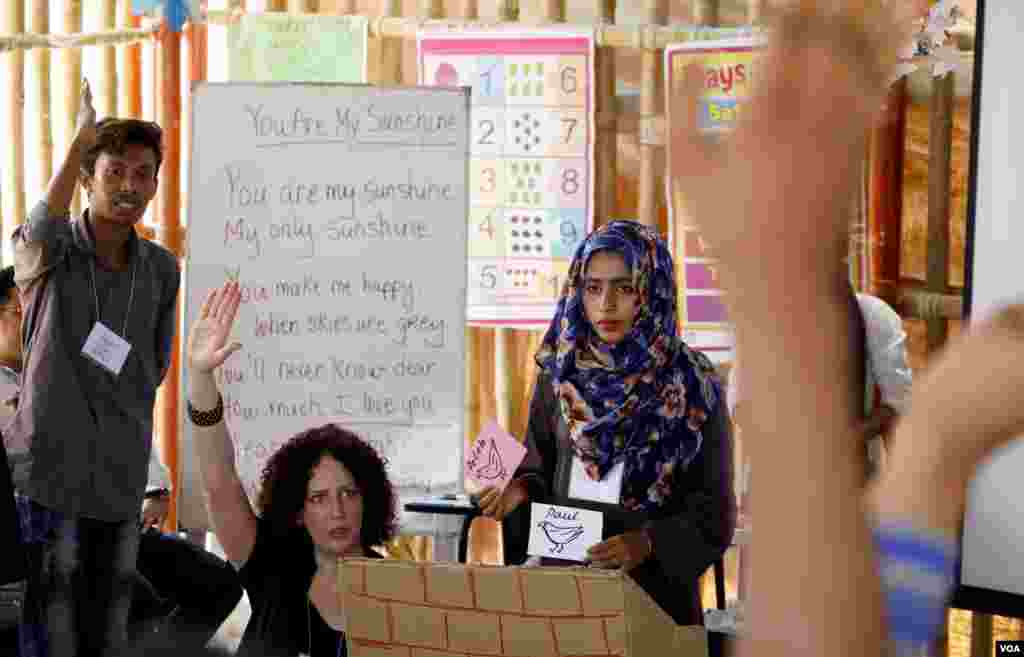 VOA Learning English's Anna Matteo trains English teachers at Rohingya refugees' Camp 4 in Cox's Bazar Mar. 30, 2019. (Hai Do/VOA)