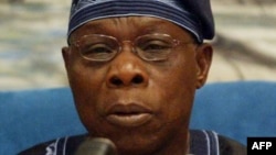 Olusegun Obasanjo, ancien président nigérian, donne un discours à Libreville, le 10 janvier 2004.