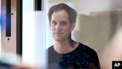 El reportero del Wall Street Journal, Evan Gershkovich, tras un vidrio de separación en una sala los juzgados de Moscú, el 22 de junio de 2023.