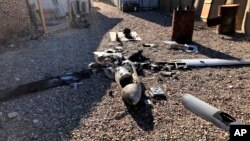 Delovi uništenog drona leže na zemlji nedaleko od vazduhoplovne baze Ain al-Asad airbase, u zapadnoj pokrajini Anbar, Irak, 4. januara 2021.