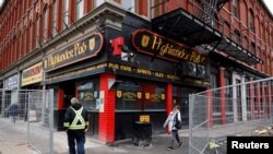 Sebuah pub di ByWard Market yang tutup sebagai upaya menekan penyebaran virus corona (Covid-19) di Ottawa, Kanada, 19 Oktober 2020. (Foto: Blair Gable/Reuters)