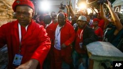Anggota fraksi oposisi Economic Freedom Fighters, termasuk pemimpin EFF Julius Malema (tengah) diusir keluar parlemen di Cape Town, Afrika Selatan karena mengganggu pidato Presiden Jacob Zuma (12/2). 
