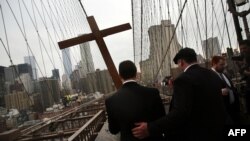 Prosesi Jalan Salib di Jembatan Brooklyn, New York adalah acara tahunan yang diadakan pada Jumat Agung. 