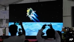 خبرنگاران از پخش زنده فرود چاندرایان-۳ بر سطح ماه فیلمبرداری می‌کنند - ۲۳ اوت ۲۰۲۳ (۱ شهریور ۱۴۰۲)