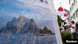 지난 2012년 8월 도쿄 주재 한국대사관 앞에서 한국 대통령의 방문에 항의하는 시위가 벌어졌다. 시위대는 독도가 일본의 고유 영토라고 주장했다. (자료사진)