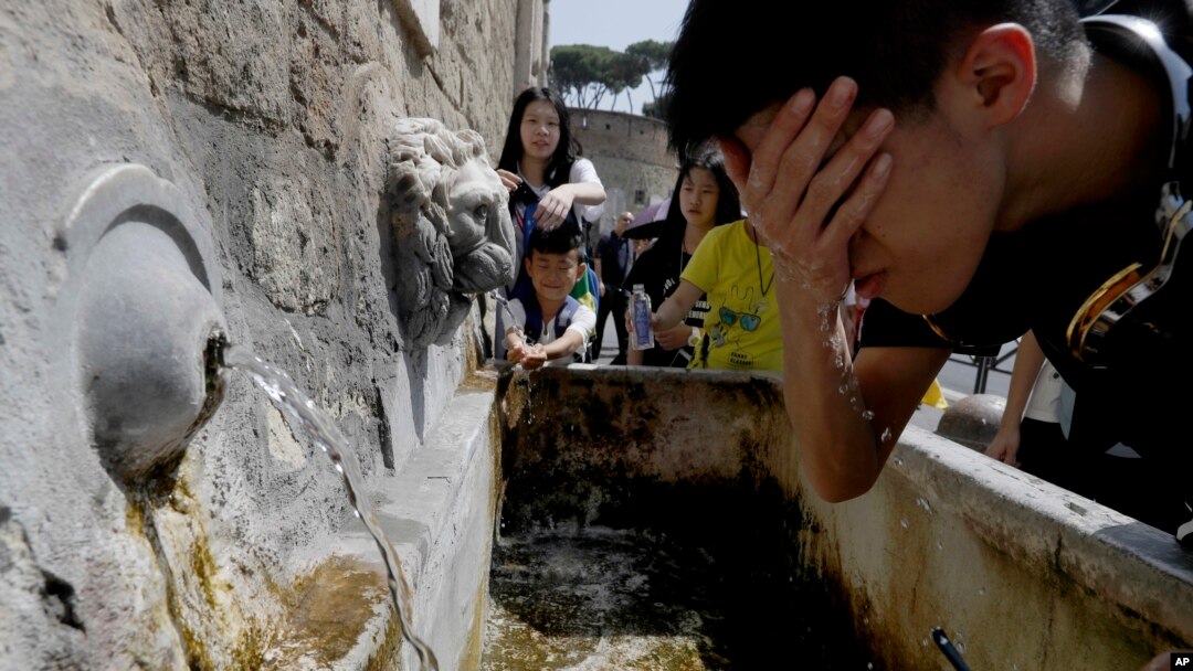 Turisti traže osveženje na jednoj od fontana u Rimu