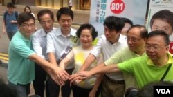 民主党创党主席李柱铭（左二）和陈方安生为民主党立法会参选人助选（美国之音图片） 