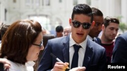 James Rodriguez du Real Madrid signe un autographe lors d'une cérémonie à l'hôtel de ville de Madrid, en Espagne, le 22 mai 2017. REUTERS / Paul Hanna - RTX370RE