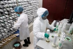 Personil medis dalam alat pelindung mempersiapkan obat untuk pasien yang terinfeksi virus corona, di apotek Rumah Sakit Tongji Wuhan, di Wuhan, China, 2 Maret 2020. (Foto: dok)