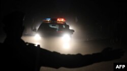 Un officier de police dans une rue de Ouagadougou, au Burkina, le 28 novembre 2017.