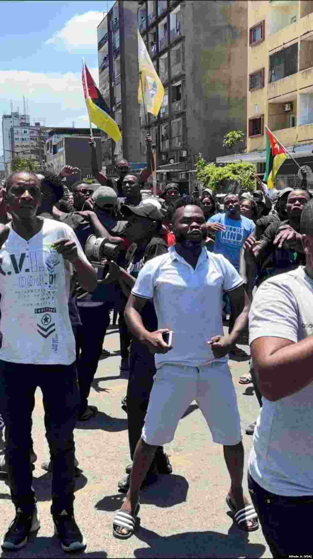 Pessoas marcham em Maputo, a capital de Moçambique, participando no segundo dia de buzinadelas em protesto contra os resultados das eleições de 9 de outubro. 21 novembro, 2024