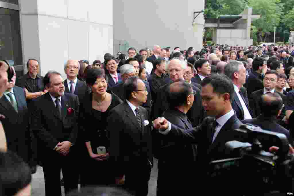 上千名香港律师参加法律界黑衣静默游行（美国之音海彦拍摄）