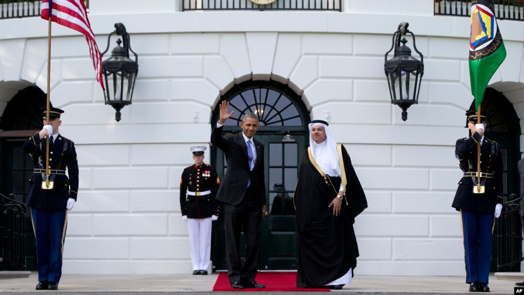 Presiden AS Barack Obama bersama Sekjen Dewan Kerjasama Negara-negara Teluk, Abdul Latif bin Rashid Al Zayani, di Washington (13/5). (AP/Carolyn Kaster)