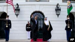 Presiden AS Barack Obama bersama Sekjen Dewan Kerjasama Negara-negara Teluk, Abdul Latif bin Rashid Al Zayani, di Washington (13/5). (AP/Carolyn Kaster)