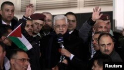 Presiden Palestina Mahmoud Abbas (tengah) saat menyambut tahanan yang dibebaskan Israel di Ramallah, Tepi Barat. (Foto: Dok)