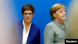 Annegret Kramp-Karrenbauer, quien es además ministra de Defensa, informó el lunes 10 de febrero de 2020 a miembros de la conservadora Unión Democristiana de Merkel, que iniciará los trámites para elegir un nuevo líder en verano.