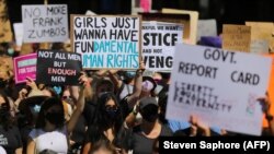 Para pengunjuk rasa berdemo di Sydney, Australia, memprotes kekerasan seksual dan ketimpangan gender, Senin, 15 Maret 2021. (Foto: Steven Saphore/AFP)