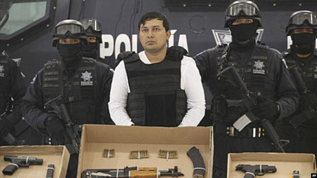 Federal Police agents present Jesus Enrique Aguilar, alias 'El Mamito' (C), an alleged co-founder of the Zetas drug cartel, to the media in Mexico City, July 4, 2011 (file photo)