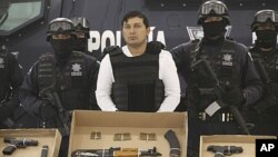 Federal Police agents present Jesus Enrique Aguilar, alias 'El Mamito' (C), an alleged co-founder of the Zetas drug cartel, to the media in Mexico City, July 4, 2011 (file photo)