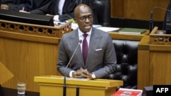 Le ministre sud-africain des Finances, Malusi Gigaba, prononce le discours sur le budget de 2018 à l'Assemblée nationale au Parlement sud-africain, au Cap, le 21 février 2018.