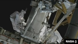 NASA 우주비행사 제시카 메이어와 아닐 메논의 국제우주정거장(ISS) 우주배형 현장 (사진=NASA 방송 캡쳐)