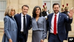 El presidente francés, Emmanuel Macron, Brigitte Macron (izq) posan con el vicepresidente de EEUU, JD Vance, y la segunda dama, Usha Vance, en el Palacio del Elíseo durante un evento al margen de la Cumbre de Acción de Inteligencia Artificial en París, el 11 de febrero de 2025