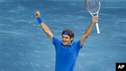 Roger Federer merayakan kemenangan setelah mengandaskan petenis Republik Ceko, Thomas Berdych dalam final turnamen Madrid Open (13/5).