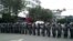 Китайская полиция блокировала подходы демонстрантам к зданию Коммунистической партии Китая в городе Шифан, провинция Сычуань. 3 июля 2012 г.