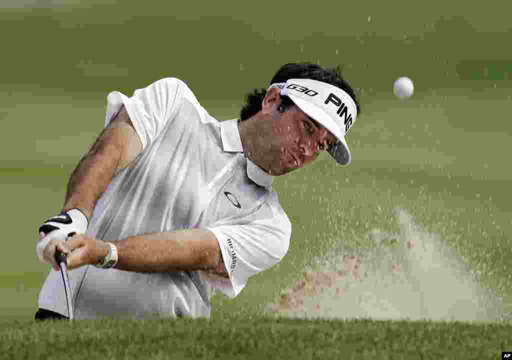 Tay golf Bubba Watson thực hiện một cú đánh bóng trong lúc tập luyện cho giải đấu golf Bridgestone Invitational ở Akron, bang Ohio, Mỹ. 